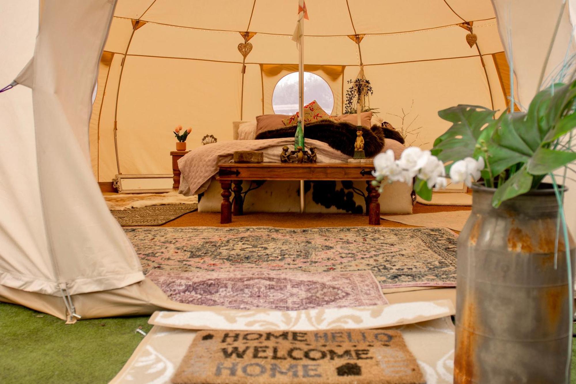 The Follies Glamping Hotell Maidstone Exteriör bild