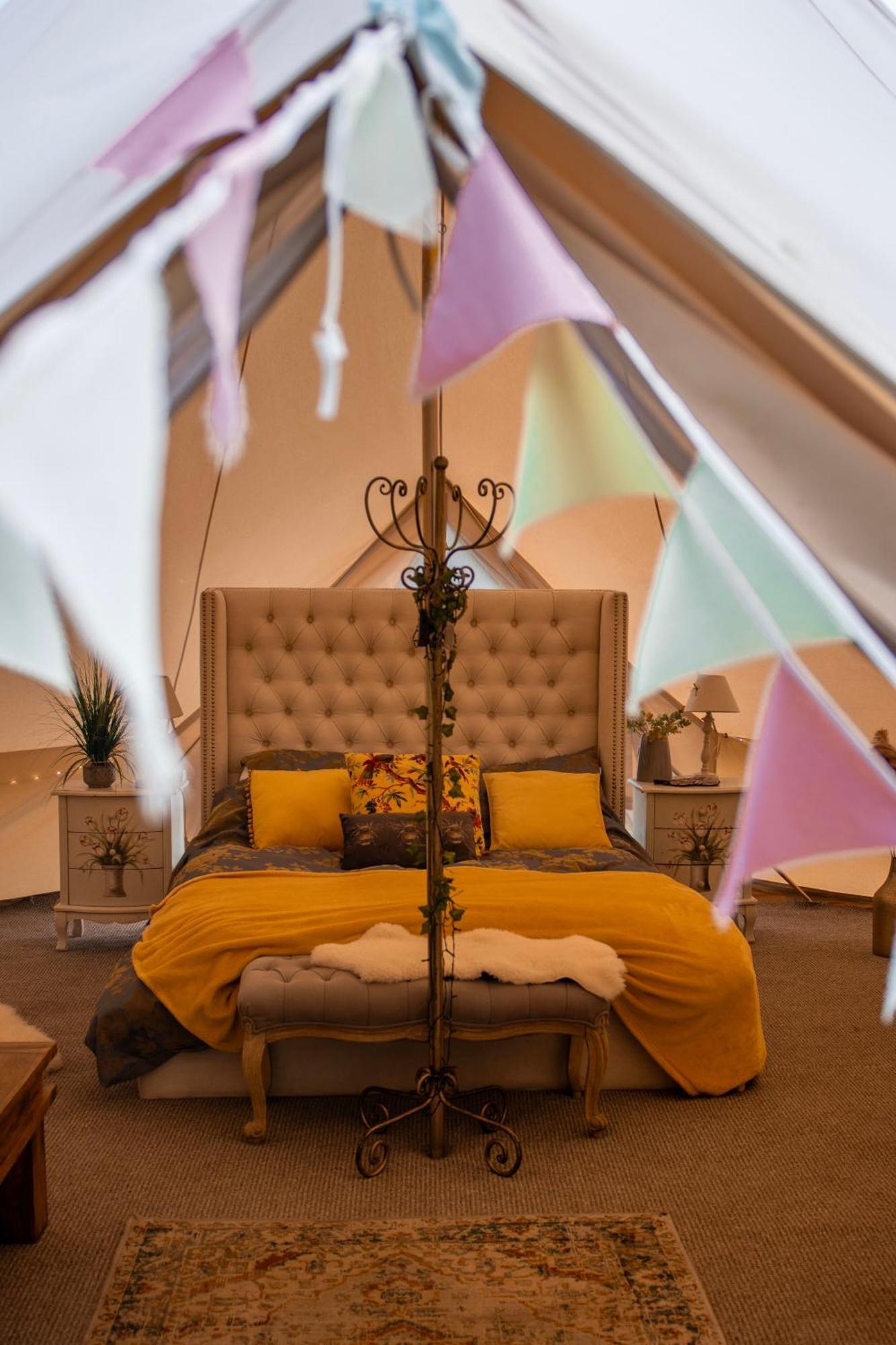 The Follies Glamping Hotell Maidstone Exteriör bild