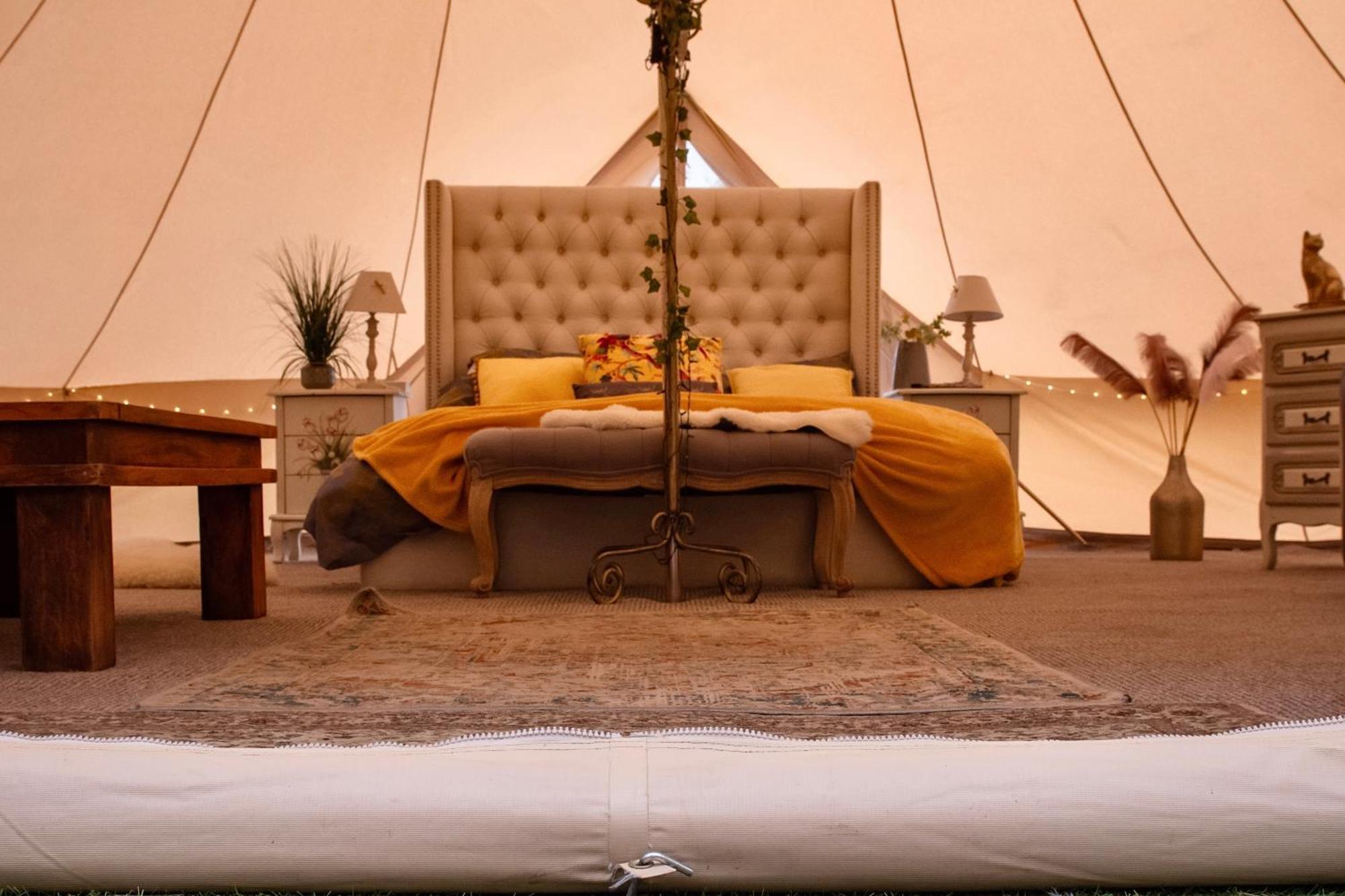 The Follies Glamping Hotell Maidstone Exteriör bild