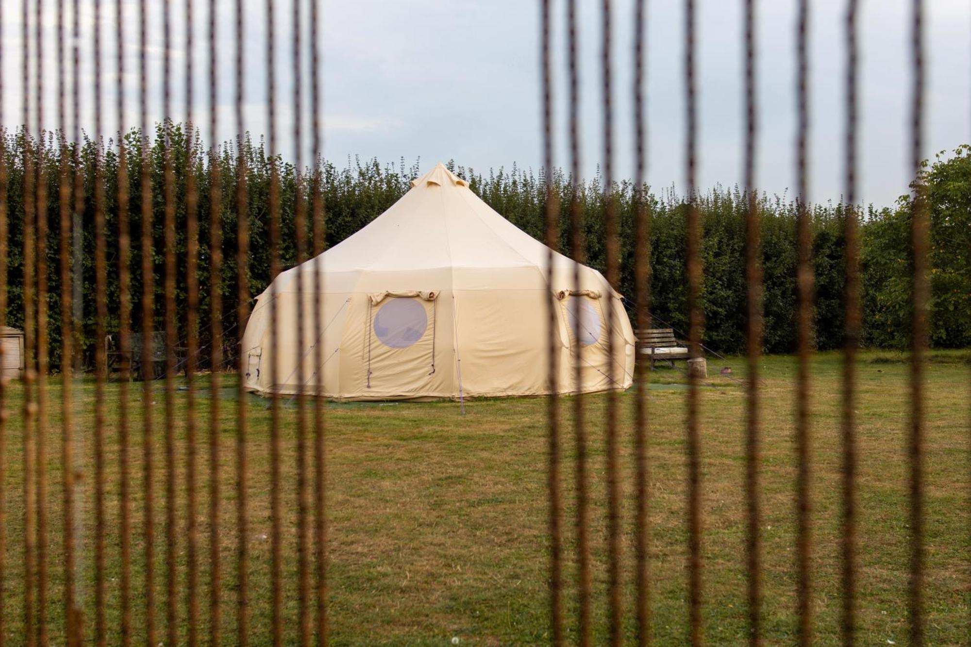 The Follies Glamping Hotell Maidstone Exteriör bild